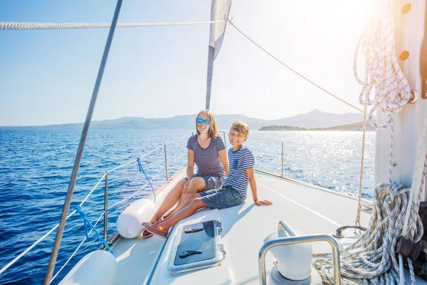 Menino com sua mãe a bordo de veleiro em cruzeiro de verão . — Fotografia de Stock