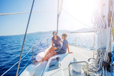 Çocuk annesiyle yat yaz yelken gemide cruise.
