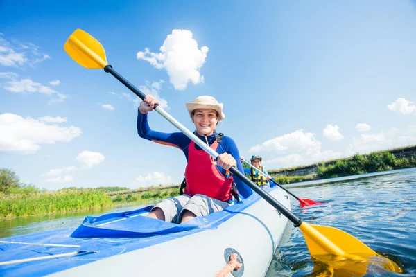 Happy girl kajakarstwo na rzece w słoneczny dzień podczas wakacji letnich — Zdjęcie stockowe