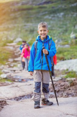 Ekipman dağlarda hiking ile sevimli çocuk