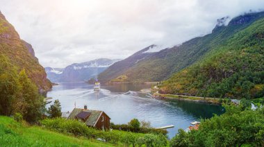 Sognefjord ve dağlar şaşırtıcı doğa manzaralı.