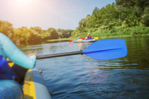 Mulheres com o remo em uma canoa — Fotografia de Stock