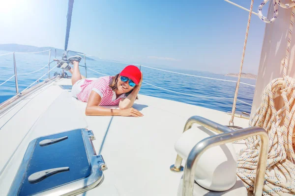 Женщина отдыхает на яхте в Греции — стоковое фото