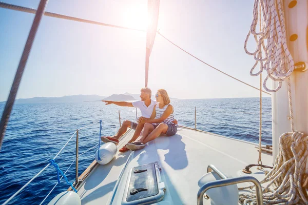 Giovane coppia rilassante sullo yacht — Foto Stock