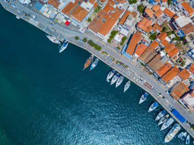 Hava uçak kuş görünümü fotoğraf liman sakin suları, Yunanistan ile bir ünlü bay ve yat Poros Adası'nın göz