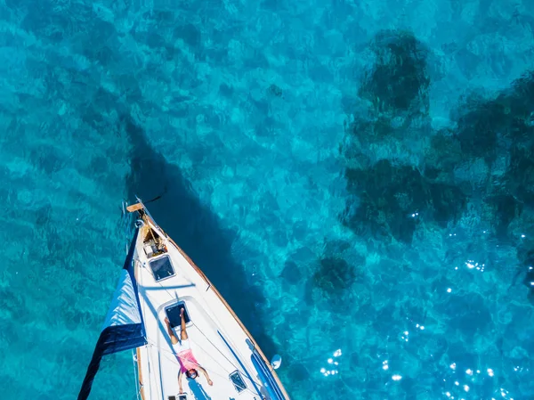 Havadan görünümü yata derin mavi denizde. Uçak fotoğraf