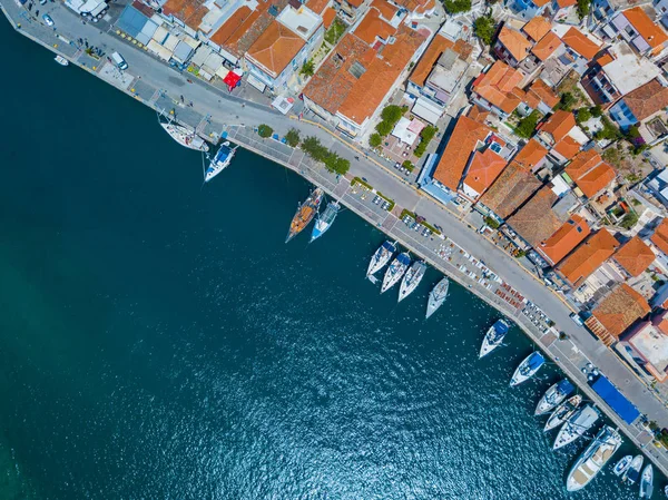 Вид с высоты птичьего полета на остров Порос знаменитый залив и яхтенная гавань с спокойными водами, Греция — стоковое фото