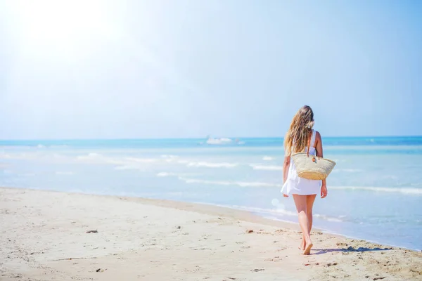 Meisje van plezier op tropisch strand — Stockfoto