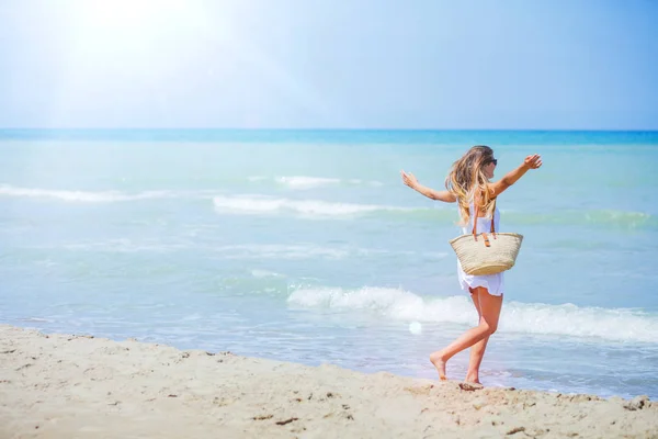 Fille s'amuser sur la plage tropicale — Photo