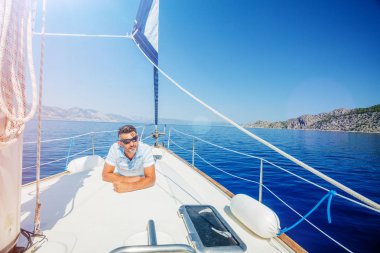 Yat Yunanistan üzerinde oturan adam