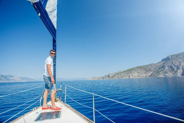 Людина, відпочиваючи на яхті в Греції — стокове фото