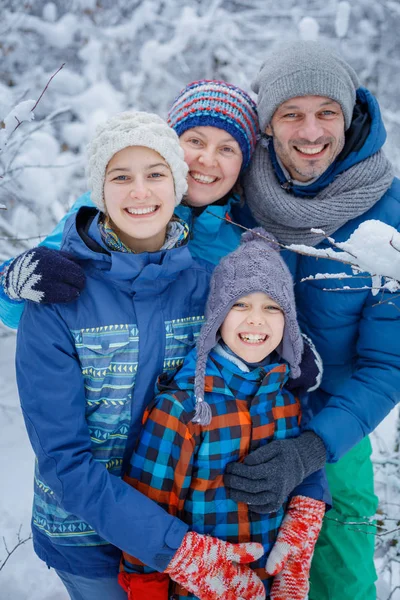 Buitenshuis en gelukkige familie. Sneeuw. Wintervakantie — Stockfoto