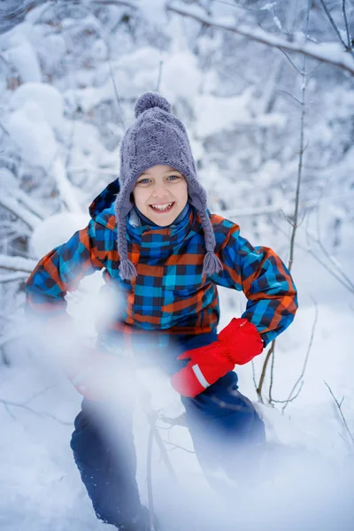 Bello giovane ragazzo nel parco invernale — Foto Stock