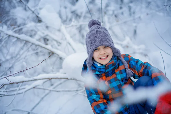 Красивый мальчик в зимнем парке — стоковое фото