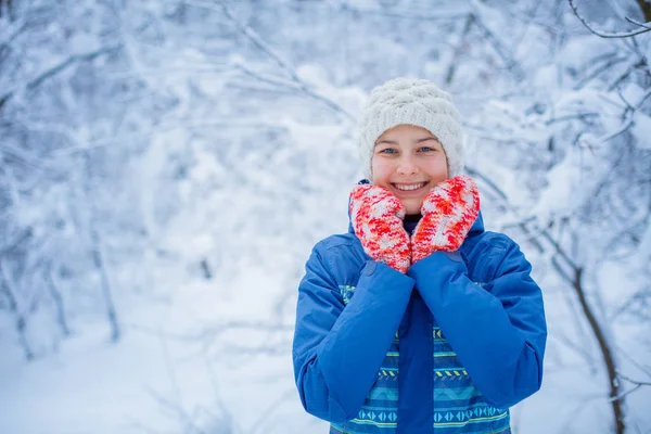 Ritratto di Bella ragazza nel parco invernale — Foto Stock