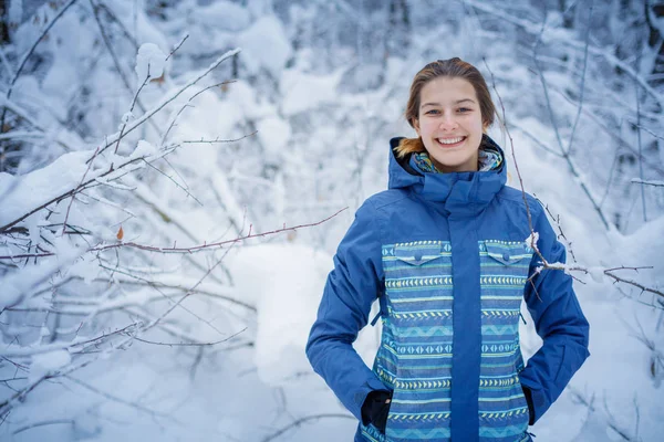 Portret piękna młoda dziewczyna w winter park — Zdjęcie stockowe