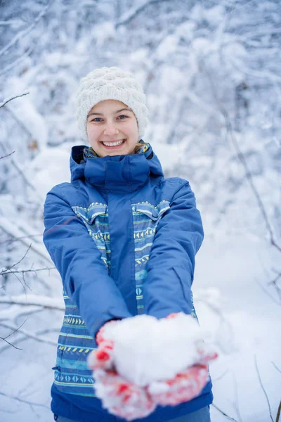 Portret van mooi jong meisje in winter park — Stockfoto