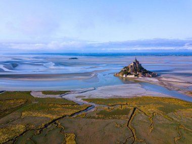 Üstten görünüm Fransa'nın Mont Saint Michel Bay, Normandy. Hava uçak kuş görünümü fotoğraf göz.
