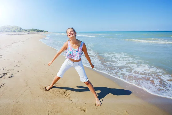 Chica divirtiéndose en la playa tropical — Foto de Stock