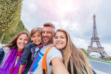 Mutlu aile eğlenceli birlikte Paris'te Eyfel Kulesi sahip.