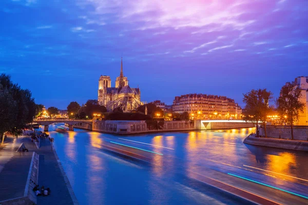 Notre-Dame de Paris vista frontale di notte — Foto Stock