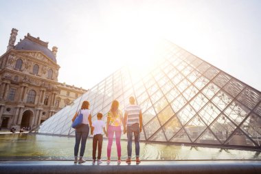 Mutlu aile eğleniyor Paris'te Fransız tatil