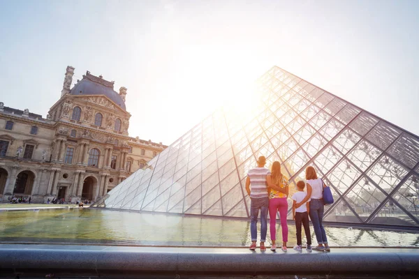 Счастливая семья веселится в Париже на французском отдыхе — стоковое фото