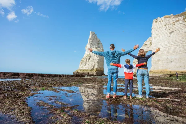 Lycklig familj av tre i Etretat. Frankrike — Stockfoto