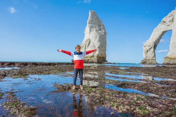 Glad söt pojke i Etretat. Frankrike — Stockfoto