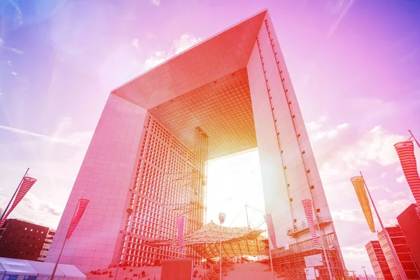 Quartier des affaires de Paris Défense avec Grande Arche et immeubles de bureaux — Photo