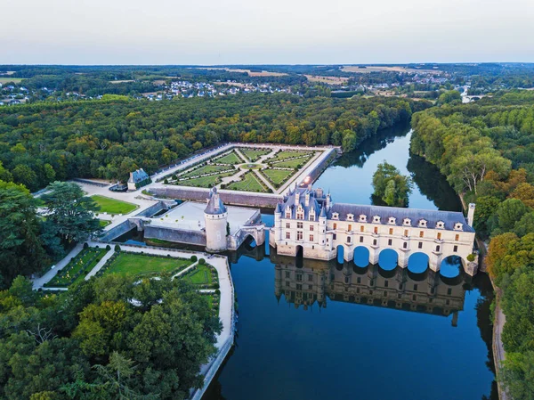 Vista aérea del castillo de Chenonceaux al atardecer en el valle del Loira, Francia —  Fotos de Stock