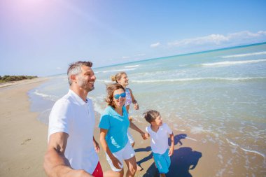 Mutlu aile yaz boş zaman eğleniyor