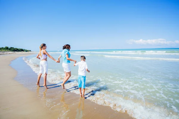 Lyckliga familjen ha roligt i sommar fritid — Stockfoto