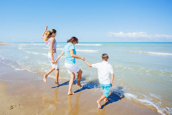 Familia feliz divirtiéndose en el ocio de verano — Foto de Stock