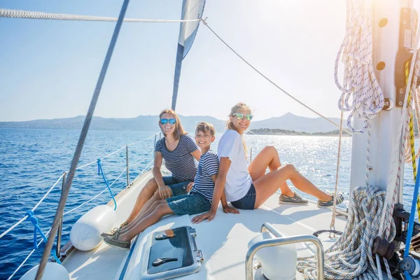 Family with adorable kids resting on yacht — Stock Photo, Image