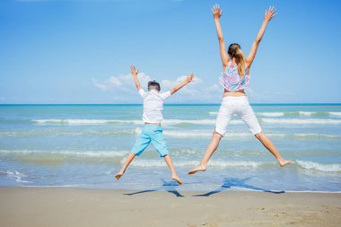 Çok güzel çocuklar eğlenceli plaj var.