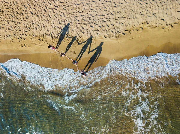 Familia feliz divirtiéndose en el ocio de verano. Aerial drone birds vista del ojo foto . —  Fotos de Stock