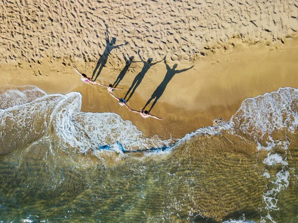 Familia feliz divirtiéndose en el ocio de verano. Aerial drone birds vista del ojo foto . — Foto de Stock