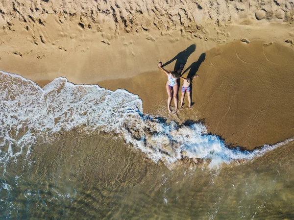 Entzückende Kinder haben Spaß am Strand. Luftbild Drohne Vögel Vogelperspektive Foto. — Stockfoto