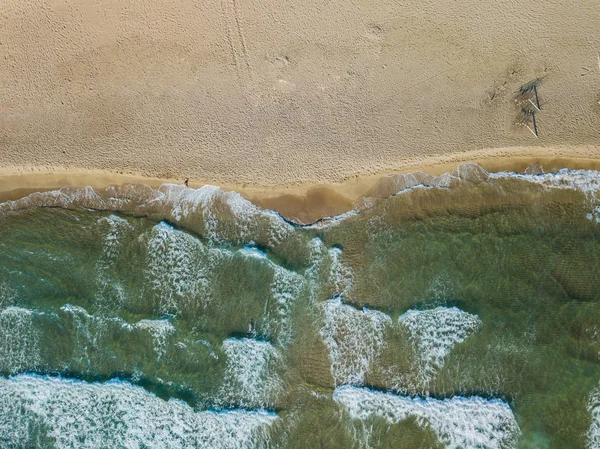 Widok z góry lotnicze Zdjęcia z lotu drona niesamowite seascape z Rajska plaża i morze turkusowe wody. — Zdjęcie stockowe