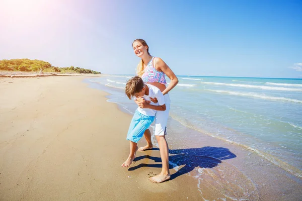 Adorables niños se divierten en la playa . —  Fotos de Stock