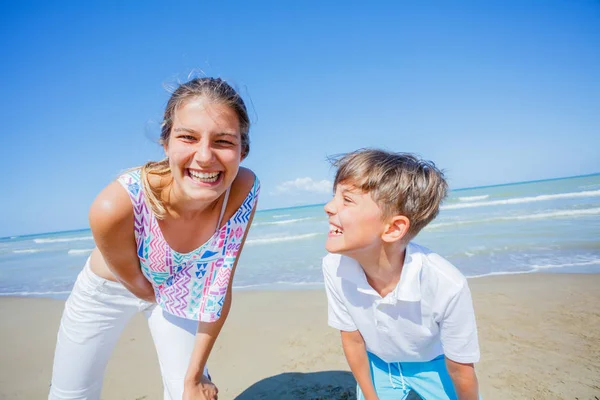 Bedårande barn ha roligt på stranden. — Stockfoto