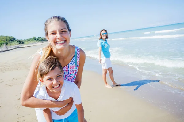 Adorables niños se divierten en la playa . — Foto de Stock