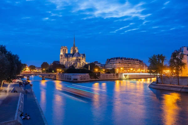 Notre-Dame de Paris elülső kilátás éjjel — Stock Fotó