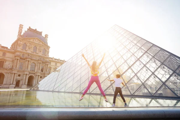 上で有名なルーヴル美術館パリ楽しんで幸せな子供たちフランスの休暇 — ストック写真