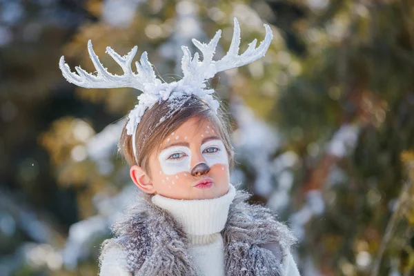 사슴의 귀여운 소년의 초상화 — 스톡 사진