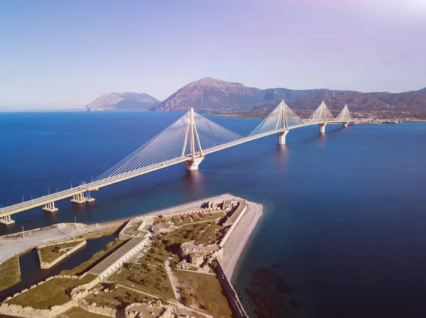 Fortaleza e ponte de Rio Antirio, Patra, Grécia. Aerial drone aves olho vista foto . — Fotografia de Stock