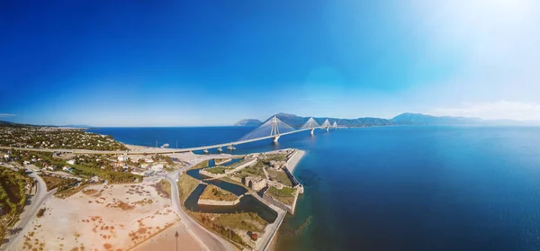 Festung und Brücke von Rio Antirio, Patra, Griechenland. Luftbild Drohne Vögel Vogelperspektive Foto. — Stockfoto
