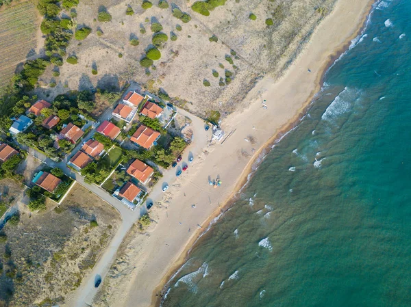 Vista dall'alto di una linea costiera. Aereo drone uccelli vista dall'alto foto . — Foto Stock