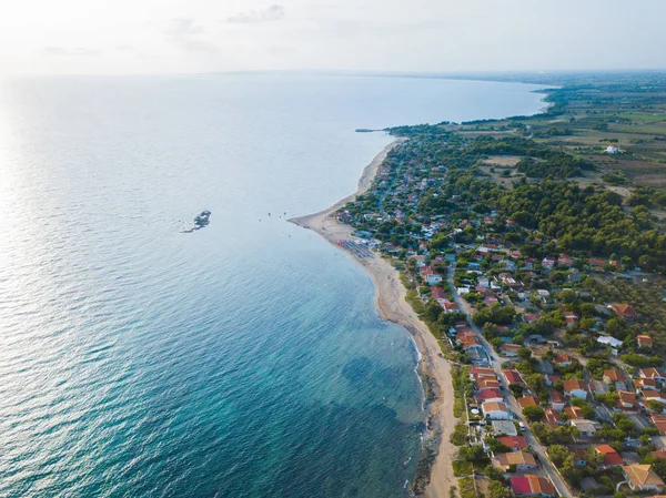 Панорамний вид зверху на берегову лінію. Повітряний дрон птахів дивитися фото . — стокове фото